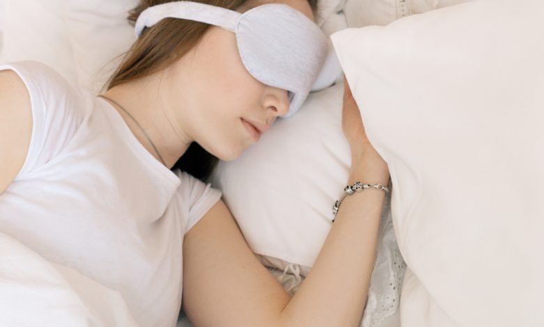 غطاء العين أثناء النوم ما هي أهم فوائده و أضراره على صحة الإنسان